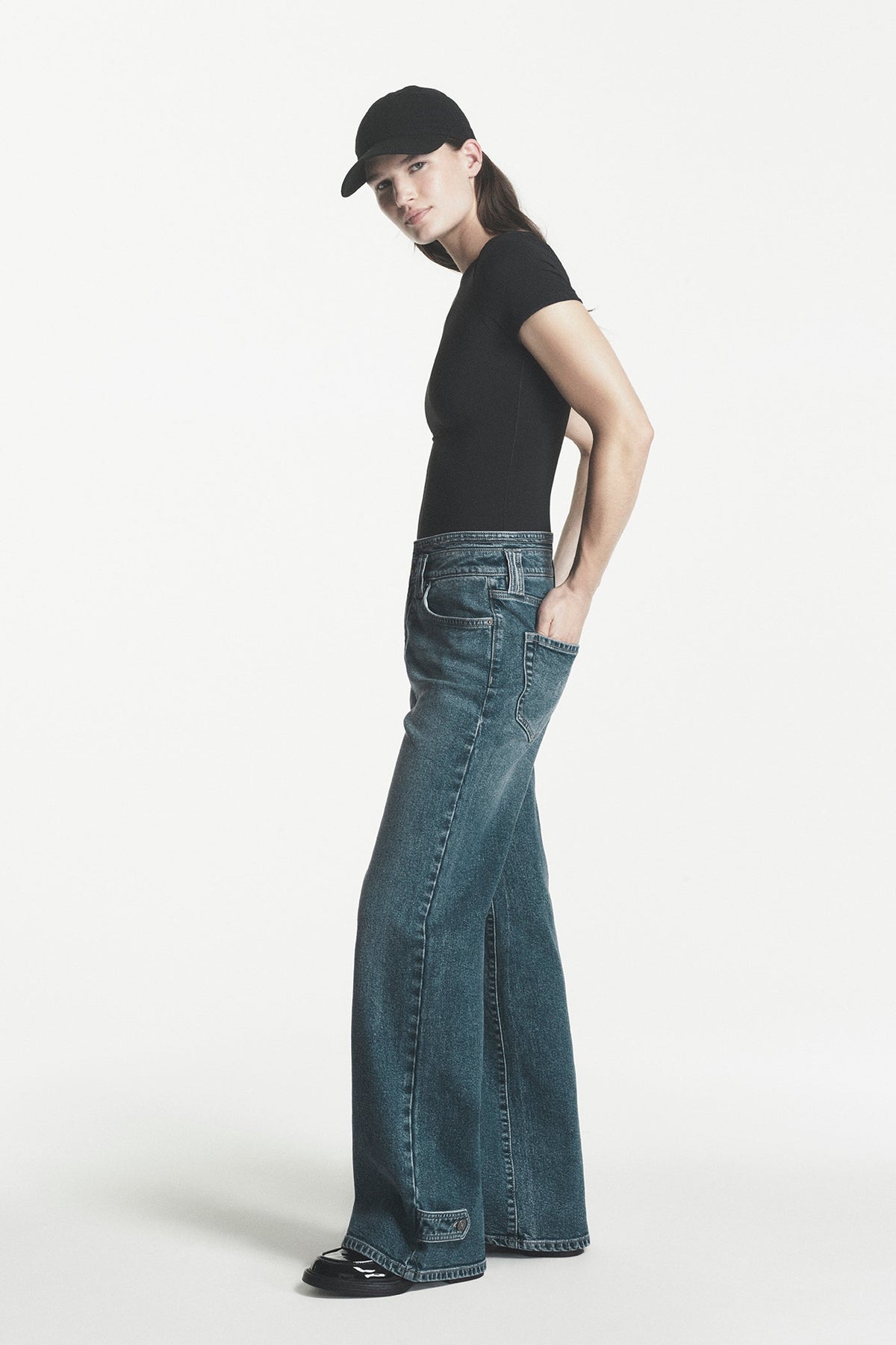 HIGH-RISE WIDE LEG JEAN