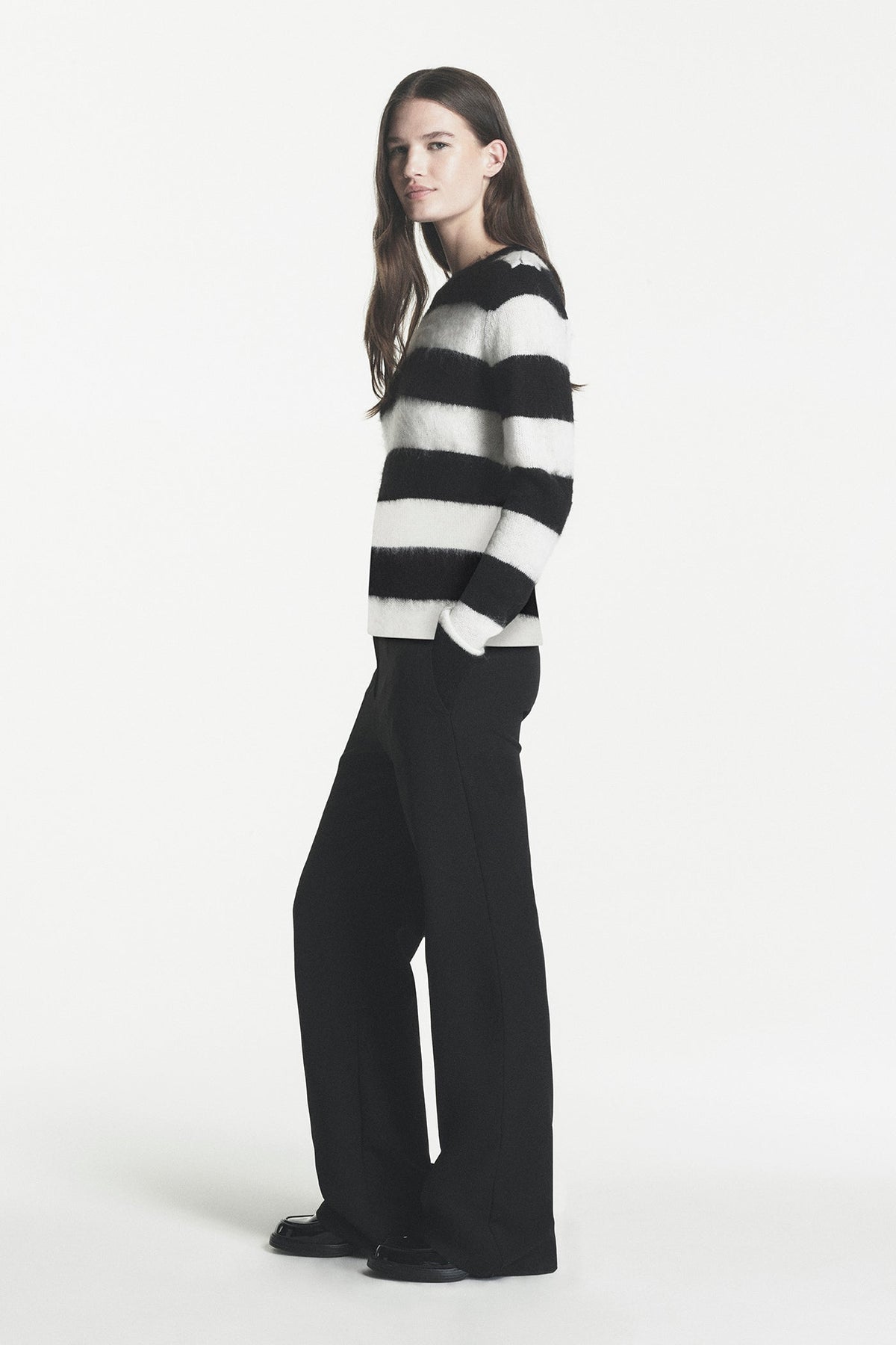 STRIPE CREW NECK SWEATER