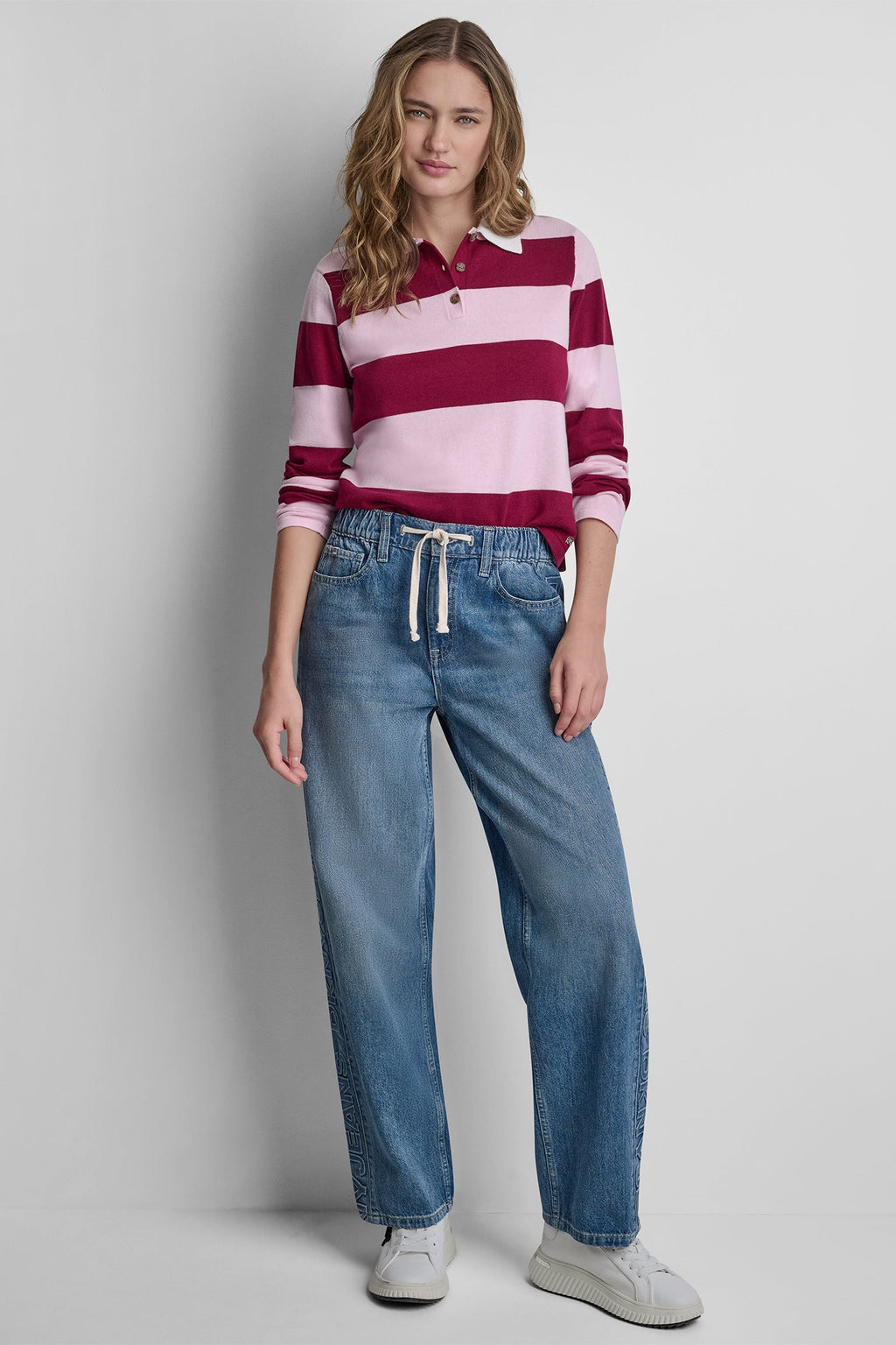 MID-RISE STRAIGHT LEG WITH LOGO DETAIL