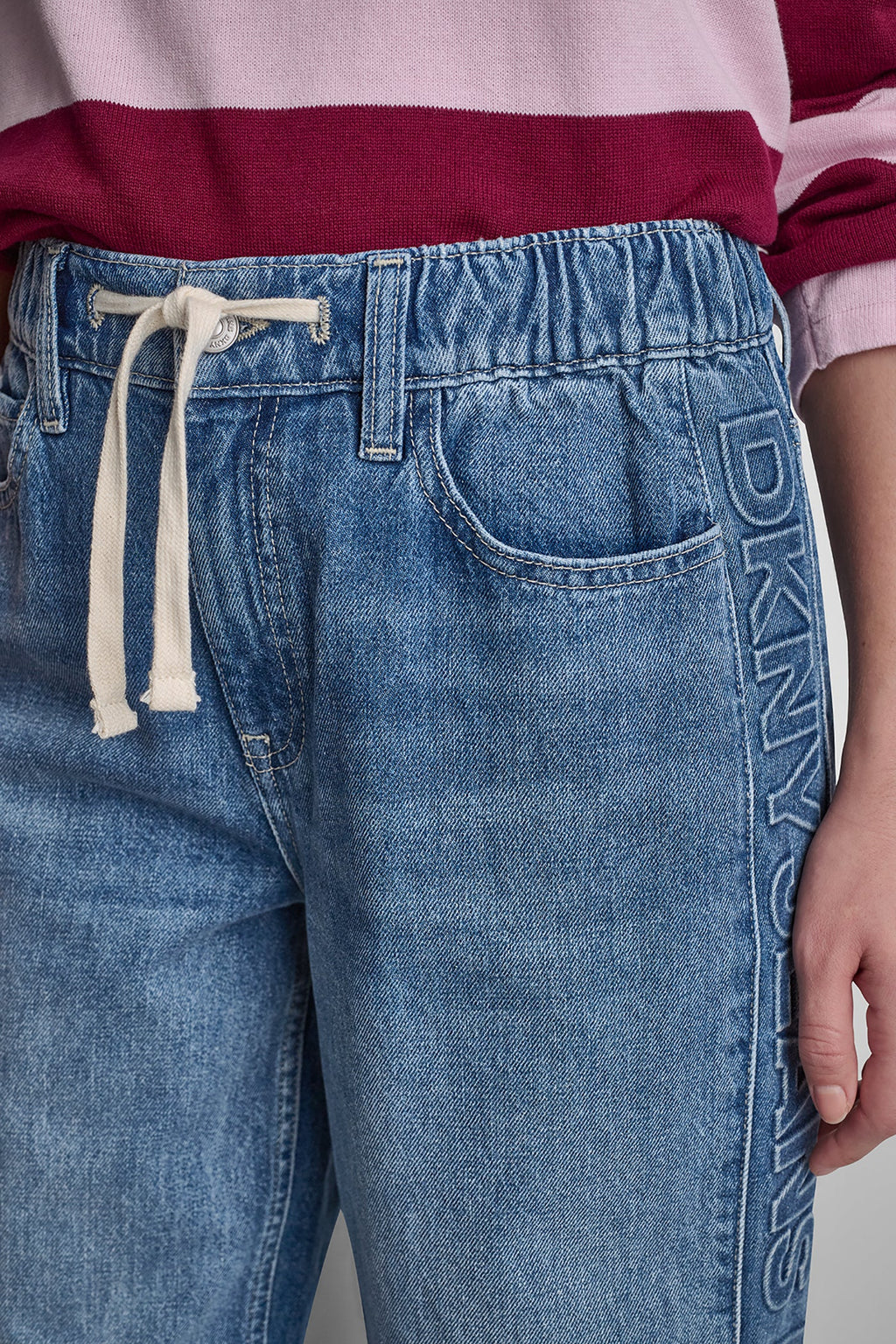 MID-RISE STRAIGHT LEG WITH LOGO DETAIL