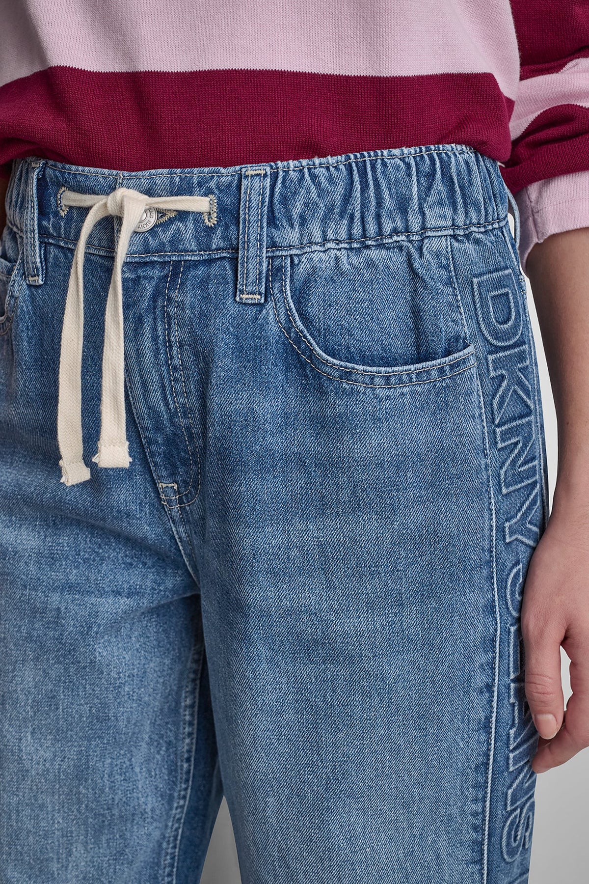 MID-RISE STRAIGHT LEG WITH LOGO DETAIL