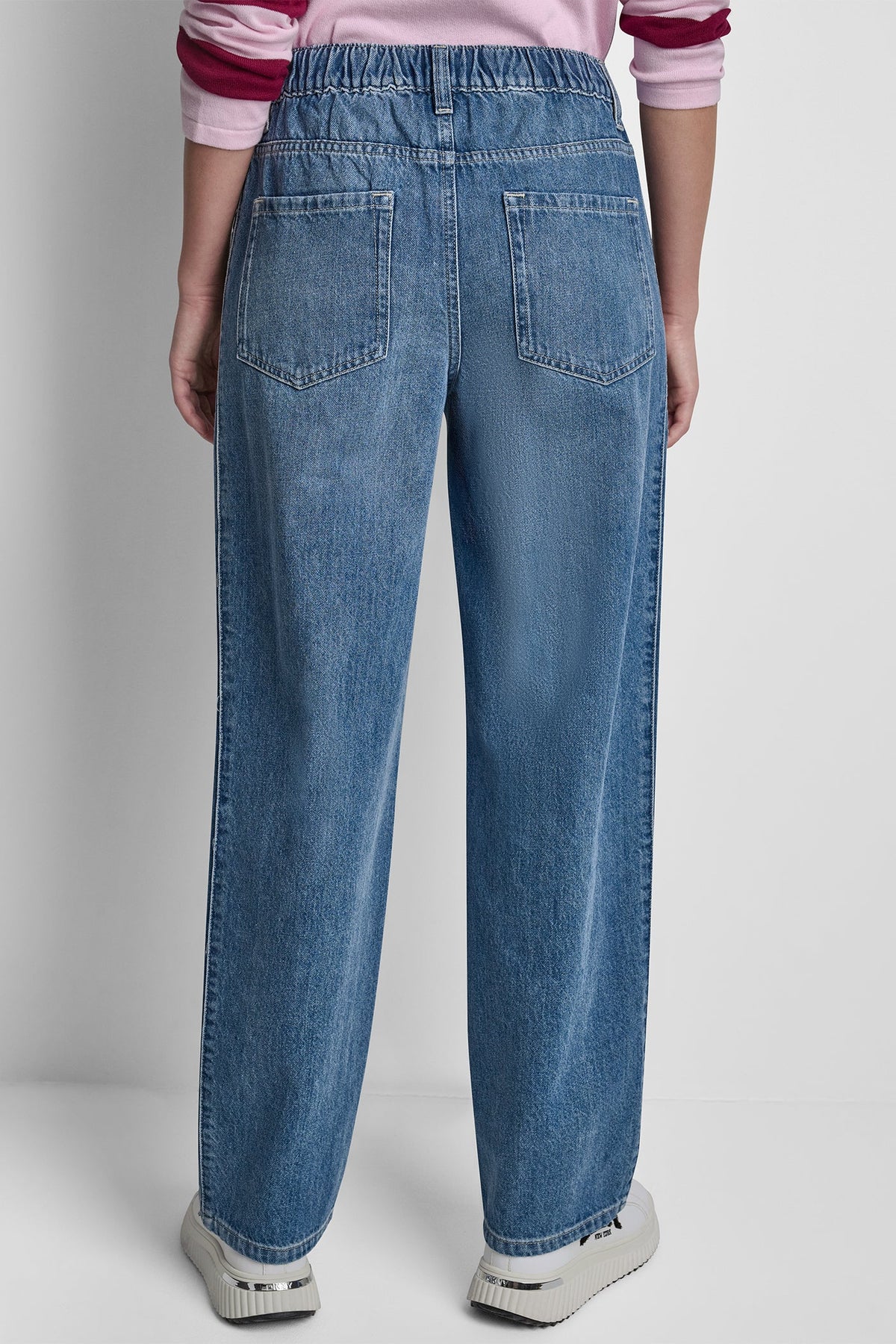 MID-RISE STRAIGHT LEG WITH LOGO DETAIL