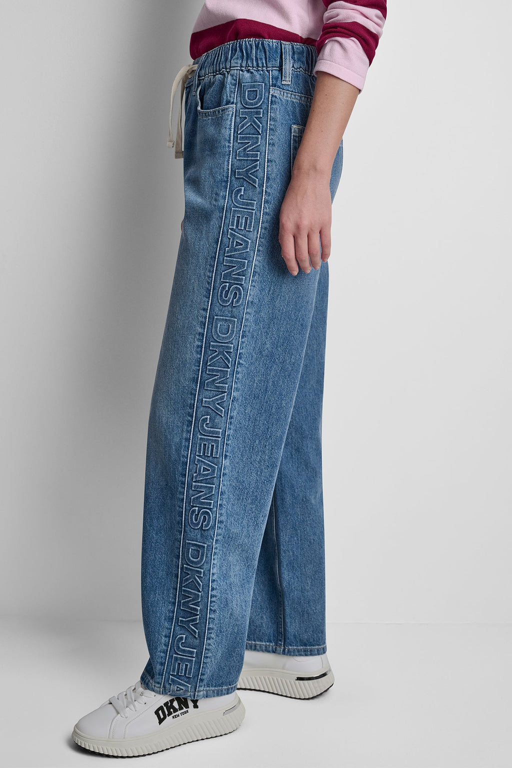 MID-RISE STRAIGHT LEG WITH LOGO DETAIL