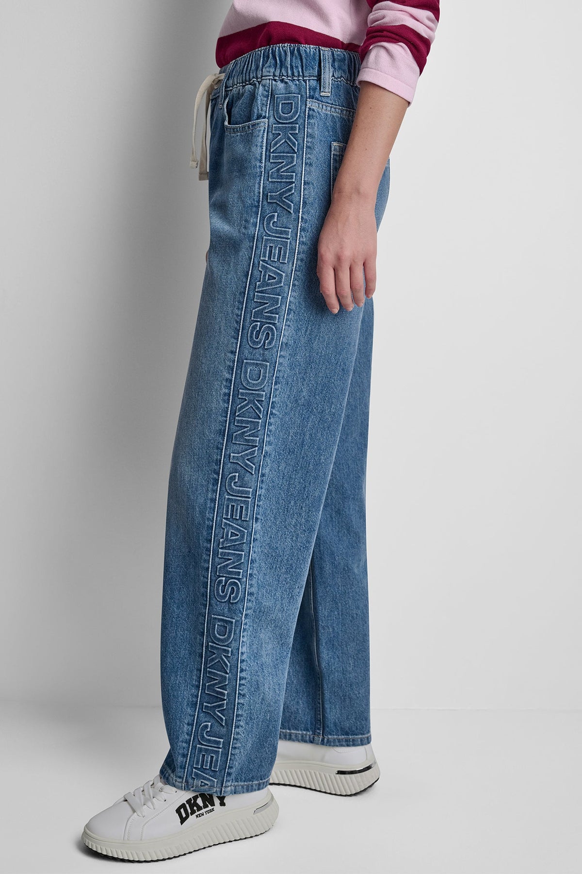 MID-RISE STRAIGHT LEG WITH LOGO DETAIL