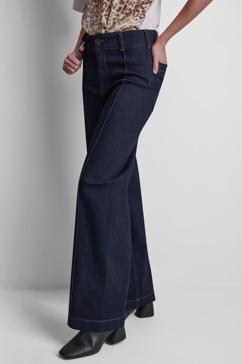 HIGH-RISE PINTUCKED WIDE-LEG JEAN