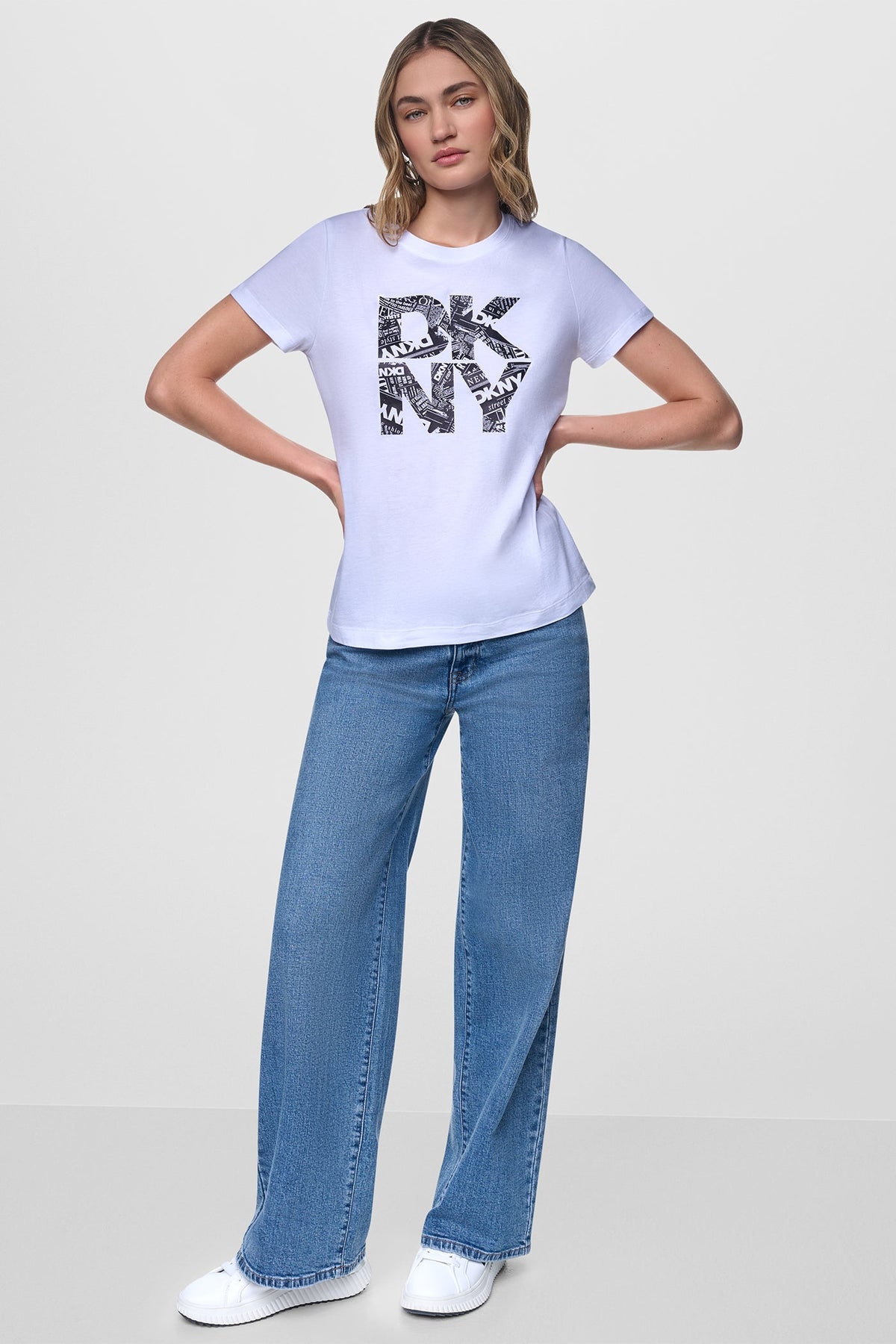NEWSPRINT DKNY STACKED LOGO TEE