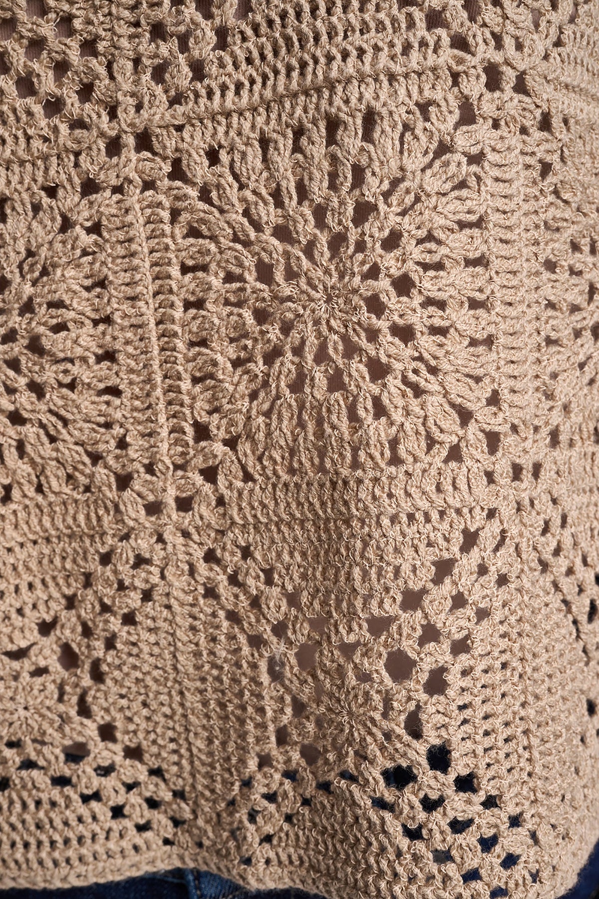 SLEEVELESS CROCHET SQUARE SWEATER