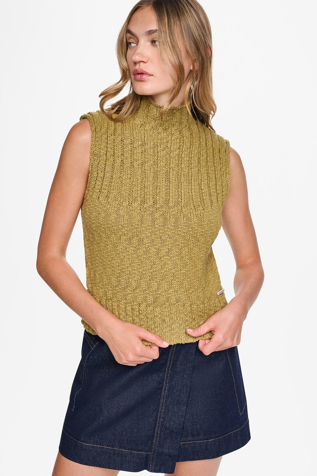 RIBBED MOCK-NECK SWEATER VEST