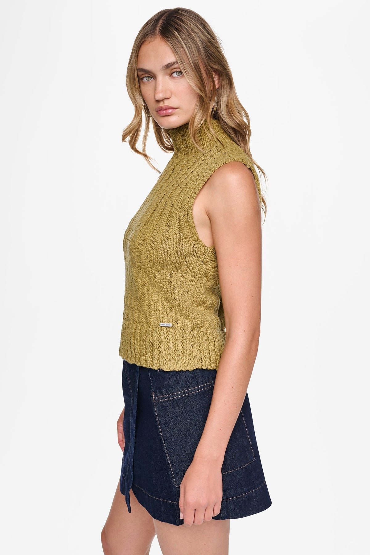 RIBBED MOCK-NECK SWEATER VEST