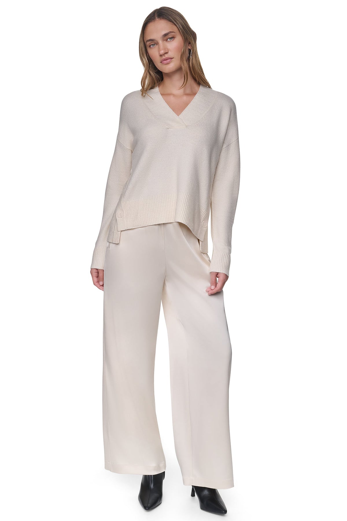BUTTON DETAIL V-NECK SWEATER